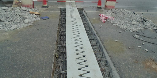 Nên thuê đơn vị nào thi công khe co giãn răng lược?